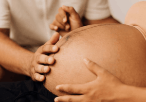 Haptonomie et futur papa : comment créer du lien avec ton bébé pendant la grossesse
