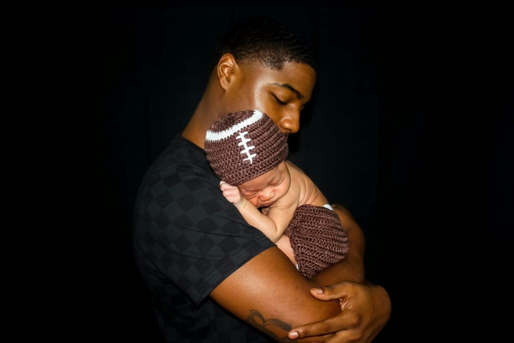 La naissance d'un enfant peut être un vrai choc émotionnel pour un père, un moment de panique