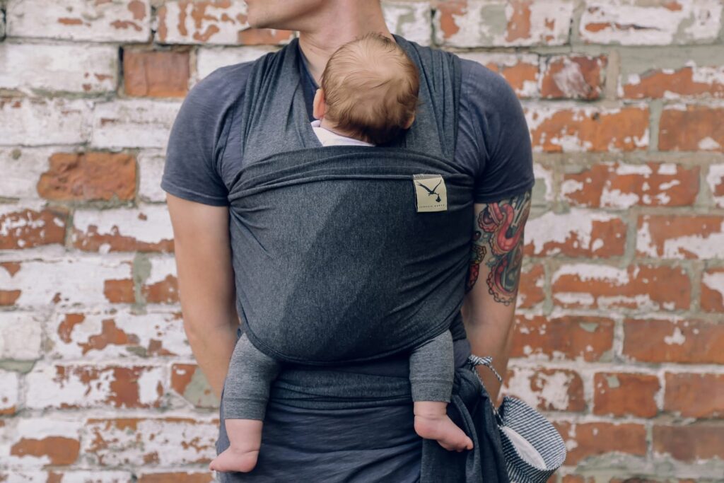 Une écharpe de portage, un très chouette cadeau de Noël pour un futur papa